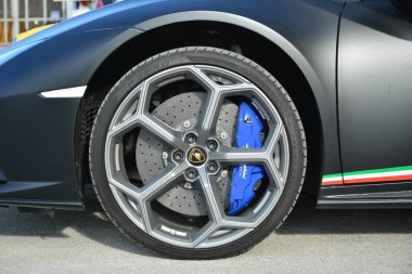 CAINTA, PH - 30 DEC - Lamborghini Huracan tekerleği 30 Aralık 2023 tarihinde Cainta, Filipinler 'de VIP araba fuarında. VIP, Filipinler 'de düzenlenen bir otomobil fuarıdır..