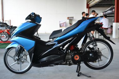 CAINTA, PH - 30 DEC Yamaha mio aerox 30 Aralık 2023 tarihinde Cainta, Filipinler 'de VIP araba fuarında. VIP, Filipinler 'de düzenlenen bir otomobil fuarıdır..