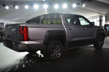 QUEZON CITY, PH-JAN 28 - Mitsubishi Triton 28 Ocak 2024 tarihinde Quezon City, Filipinler 'de araba fırlatma etkinliğinde. Mitsubishi motorları Tokyo, Japonya merkezli bir Japon otomobil üreticisi..