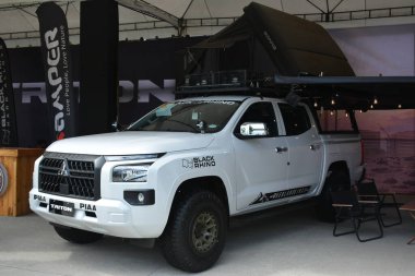 QUEZON CITY, PH-JAN 28 - Mitsubishi Triton 28 Ocak 2024 tarihinde Quezon City, Filipinler 'de araba fırlatma etkinliğinde. Mitsubishi motorları Tokyo, Japonya merkezli bir Japon otomobil üreticisi..