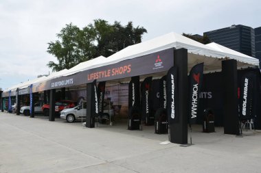 QUEZON CITY, PH-JAN 28 - Mitsubishi Triton standı 28 Ocak 2024 tarihinde Quezon City, Filipinler 'de araba fırlatma etkinliğinde. Mitsubishi motorları Tokyo, Japonya merkezli bir Japon otomobil üreticisi..