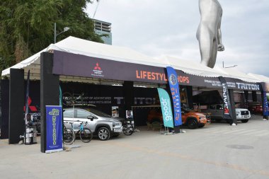 QUEZON CITY, PH-JAN 28 - Mitsubishi Triton standı 28 Ocak 2024 tarihinde Quezon City, Filipinler 'de araba fırlatma etkinliğinde. Mitsubishi motorları Tokyo, Japonya merkezli bir Japon otomobil üreticisi..