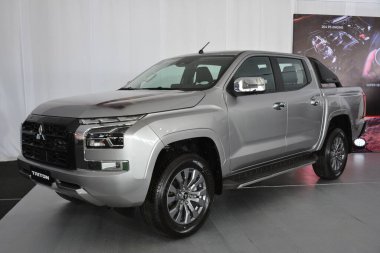 QUEZON CITY, PH-JAN 28 - Mitsubishi Triton 28 Ocak 2024 tarihinde Quezon City, Filipinler 'de araba fırlatma etkinliğinde. Mitsubishi motorları Tokyo, Japonya merkezli bir Japon otomobil üreticisi..