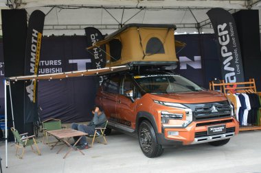 QUEZON CITY, PH - JAN 28 - Mitsubishi xpander, 28 Ocak 2024 tarihinde Quezon City, Filipinler 'de araba fırlatma etkinliğinde kesişir. Mitsubishi motorları Tokyo, Japonya merkezli bir Japon otomobil üreticisi..