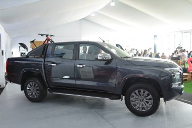 QUEZON CITY, PH-JAN 28 - Mitsubishi Triton 28 Ocak 2024 tarihinde Quezon City, Filipinler 'de araba fırlatma etkinliğinde. Mitsubishi motorları Tokyo, Japonya merkezli bir Japon otomobil üreticisi..