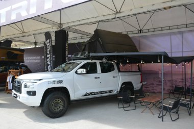 QUEZON CITY, PH-JAN 28 - Mitsubishi Triton 28 Ocak 2024 tarihinde Quezon City, Filipinler 'de araba fırlatma etkinliğinde. Mitsubishi motorları Tokyo, Japonya merkezli bir Japon otomobil üreticisi..