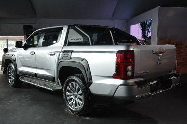 QUEZON CITY, PH-JAN 28 - Mitsubishi Triton 28 Ocak 2024 tarihinde Quezon City, Filipinler 'de araba fırlatma etkinliğinde. Mitsubishi motorları Tokyo, Japonya merkezli bir Japon otomobil üreticisi..