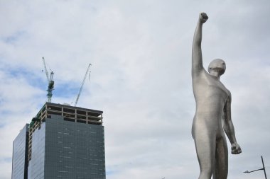 QUEZON ŞEHRİ, PH-JAN 28 - 28 Ocak 2024 'te Quezon City, Filipinler' de Bridgetowne 'daki varış yerinin muzaffer heykeli. Galip gelen, Filipinler 'deki Bridgetowne' un Pasig bölgesindeki heykel..