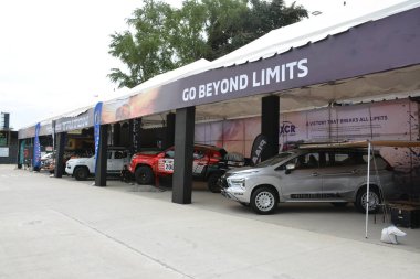 QUEZON CITY, PH-JAN 28 - Mitsubishi Triton standı 28 Ocak 2024 tarihinde Quezon City, Filipinler 'de araba fırlatma etkinliğinde. Mitsubishi motorları Tokyo, Japonya merkezli bir Japon otomobil üreticisi..