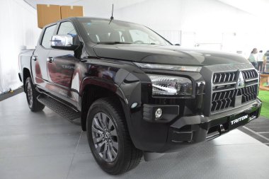 QUEZON CITY, PH-JAN 28 - Mitsubishi Triton 28 Ocak 2024 tarihinde Quezon City, Filipinler 'de araba fırlatma etkinliğinde. Mitsubishi motorları Tokyo, Japonya merkezli bir Japon otomobil üreticisi..