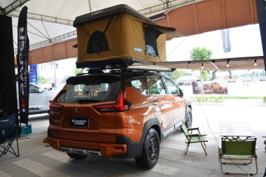 QUEZON CITY, PH - JAN 28 - Mitsubishi xpander, 28 Ocak 2024 tarihinde Quezon City, Filipinler 'de araba fırlatma etkinliğinde kesişir. Mitsubishi motorları Tokyo, Japonya merkezli bir Japon otomobil üreticisi..
