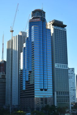 PASIG, PH - FEB 4 - 4 Şubat 2024 tarihinde Filipinler 'in Pasig kentinde Union Bank Plaza binası ön cephesi. UnionBank Plaza, Filipinler 'in Pasig kentinde bulunan bir ofis gökdelenidir..