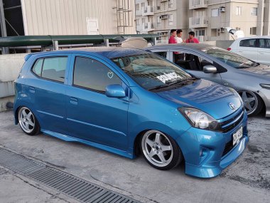 QUEZON CITY, PH - JAN 24 - Toyota wigo Shinnenkai otomobilinde 24 Ocak 2024 'te Quezon City, Filipinler' de buluştu. Shinnenkai, Filipinler 'de düzenlenen bir otomobil yarışması..