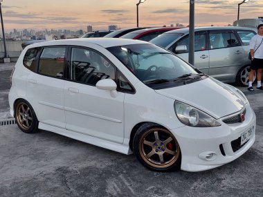 QUEZON CITY, PH - JAN 24 - Shinnenkai otomobilinde Honda Jazz 24 Ocak 2024 'te Quezon City, Filipinler' de buluşuyor. Shinnenkai, Filipinler 'de düzenlenen bir otomobil yarışması..