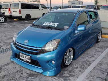 QUEZON CITY, PH - JAN 24 - Toyota wigo Shinnenkai otomobilinde 24 Ocak 2024 'te Quezon City, Filipinler' de buluştu. Shinnenkai, Filipinler 'de düzenlenen bir otomobil yarışması..