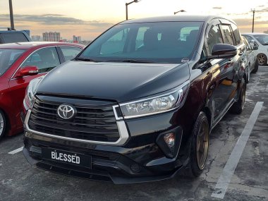 QUEZON CITY, PH-JAN 24 - Toyota innova in Shinnenkai car meet on January 24, 2024, Quezon City, Filipinler. Shinnenkai, Filipinler 'de düzenlenen bir otomobil yarışması..