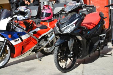 MANILA, PH-JAN 27 - Yamaha aerox Revolve Car Show 'da 27 Ocak 2024 tarihinde Manila, Filipinler' de. Revolve, Filipinler 'de San Beda Üniversitesi' nde düzenlenen yıllık bir otomobil fuarıdır..