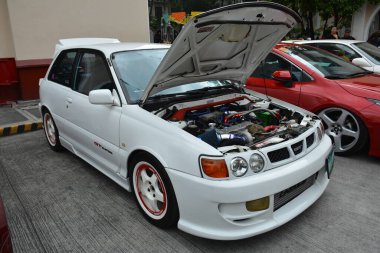 MANILA, PH-JAN 27 - Toyota, 27 Ocak 2024 tarihinde Manila, Filipinler 'de Revolve Car Show' da. Revolve, Filipinler 'de San Beda Üniversitesi' nde düzenlenen yıllık bir otomobil fuarıdır..
