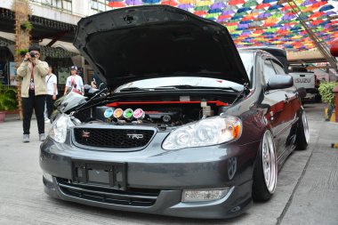 MANILA, PH-JAN 27 - Toyota corolla 27 Ocak 2024 tarihinde Manila, Filipinler 'de Revolve Car Show' da. Revolve, Filipinler 'de San Beda Üniversitesi' nde düzenlenen yıllık bir otomobil fuarıdır..