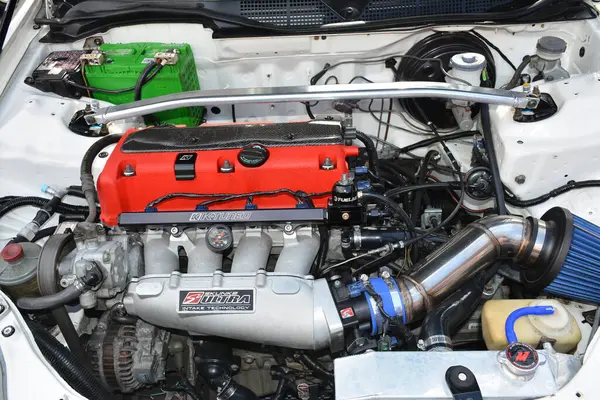 MANILA, PH-JAN 27 - 27 Ocak 2024 tarihinde Manila, Filipinler 'de Revolve Car Show' da Honda sivil motoru. Revolve, Filipinler 'de San Beda Üniversitesi' nde düzenlenen yıllık bir otomobil fuarıdır..