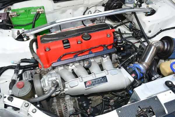 MANILA, PH-JAN 27 - 27 Ocak 2024 tarihinde Manila, Filipinler 'de Revolve Car Show' da Honda sivil motoru. Revolve, Filipinler 'de San Beda Üniversitesi' nde düzenlenen yıllık bir otomobil fuarıdır..