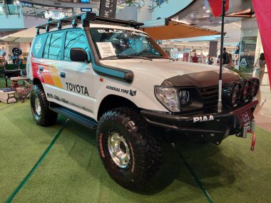QUEZON CITY, PH - 12 Haziran - Toyota kara kruvazörü 12 Haziran 2024 tarihinde Quezon City, Filipinler 'de Black Rhino tekerlek araç görüntüleme. Birinci kavram Filipinler 'de bir jant ve tekerlek perakende mağazası..