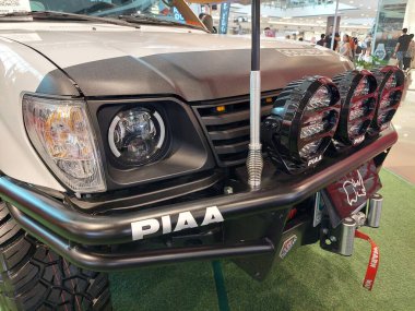 QUEZON CITY, PH - 12 Haziran - Toyota kara kruvazörü 12 Haziran 2024 tarihinde Quezon City, Filipinler 'de Black Rhino tekerlek araç görüntüleme. Birinci kavram Filipinler 'de bir jant ve tekerlek perakende mağazası..