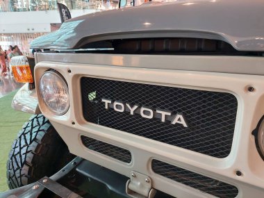 QUEZON CITY, PH - 12 Haziran - Toyota kara kruvazörü 12 Haziran 2024 tarihinde Quezon City, Filipinler 'de Black Rhino tekerlek araç görüntüleme. Birinci kavram Filipinler 'de bir jant ve tekerlek perakende mağazası..