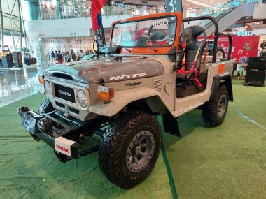 QUEZON CITY, PH - 12 Haziran - Toyota kara kruvazörü 12 Haziran 2024 tarihinde Quezon City, Filipinler 'de Black Rhino tekerlek araç görüntüleme. Birinci kavram Filipinler 'de bir jant ve tekerlek perakende mağazası..