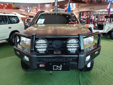 QUEZON CITY, PH - 12 Haziran - Toyota hilux, Black Rhino tekerlek araç görüntüleme 12 Haziran 2024 tarihinde Quezon City, Filipinler. Birinci kavram Filipinler 'de bir jant ve tekerlek perakende mağazası..