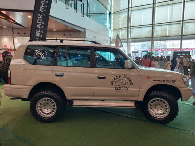 QUEZON CITY, PH - 12 Haziran - Toyota kara kruvazörü 12 Haziran 2024 tarihinde Quezon City, Filipinler 'de Black Rhino tekerlek araç görüntüleme. Birinci kavram Filipinler 'de bir jant ve tekerlek perakende mağazası..