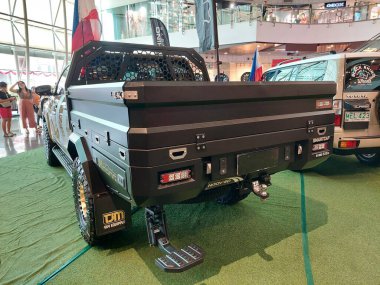 QUEZON CITY, PH - 12 Haziran - Toyota hilux, Black Rhino tekerlek araç görüntüleme 12 Haziran 2024 tarihinde Quezon City, Filipinler. Birinci kavram Filipinler 'de bir jant ve tekerlek perakende mağazası..
