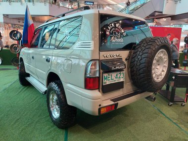 QUEZON CITY, PH - 12 Haziran - Toyota kara kruvazörü 12 Haziran 2024 tarihinde Quezon City, Filipinler 'de Black Rhino tekerlek araç görüntüleme. Birinci kavram Filipinler 'de bir jant ve tekerlek perakende mağazası..