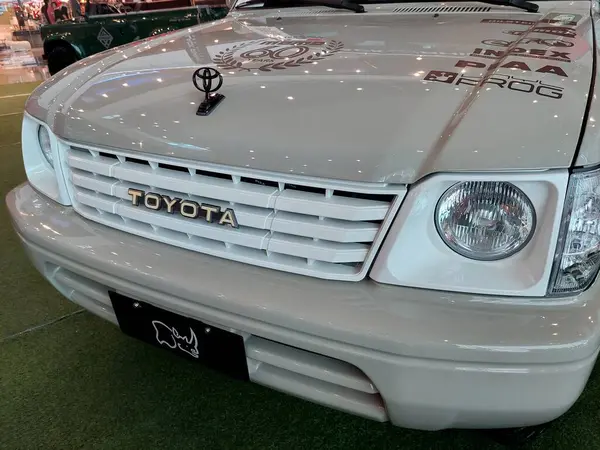 QUEZON CITY, PH - 12 Haziran - Toyota kara kruvazörü 12 Haziran 2024 tarihinde Quezon City, Filipinler 'de Black Rhino tekerlek araç görüntüleme. Birinci kavram Filipinler 'de bir jant ve tekerlek perakende mağazası..