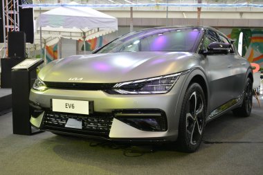 PARANAQUE, PH - 9 Haziran - Kia ev6 9 Haziran 2024 tarihinde Paranaque, Filipinler 'de Kia Sonet' te sergilenmektedir. Kia, Güney Kore merkezli bir araba üreticisi.. 