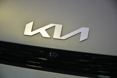 PARANAQUE, PH - 9 Haziran - Kia ev6 amblemi 9 Haziran 2024 tarihinde Paranaque, Filipinler 'de fırlatıldı. Kia, Güney Kore merkezli bir araba üreticisi.. 