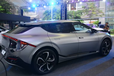 PARANAQUE, PH - 9 Haziran - Kia ev6 9 Haziran 2024 tarihinde Paranaque, Filipinler 'de Kia Sonet' te sergilenmektedir. Kia, Güney Kore merkezli bir araba üreticisi.. 