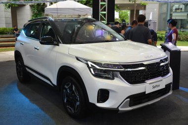 PARANAQUE, PH - 9 Haziran - Kia seltos 9 Haziran 2024 'te Paranaque, Filipinler' de Kia Sonet 'te sergilenecek. Kia, Güney Kore merkezli bir araba üreticisi.. 