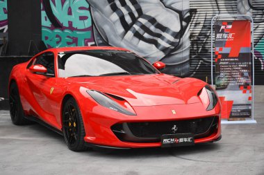 PARANAQUE, PH - 9 Haziran - Ferrari Juice 'da 9 Haziran 2024 tarihinde Paranaque, Filipinler' de buluşacak. Meyve suyu, Filipinler 'de düzenlenen bir otomobil yarışması..