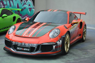 PARANAQUE, PH - 9 Haziran - Porsche gt3 Rs Juice 'da 9 Haziran 2024 tarihinde Paranaque, Filipinler' de buluştu. Meyve suyu, Filipinler 'de düzenlenen bir otomobil yarışması..