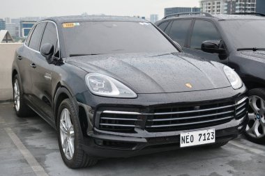 PARANAQUE, PH - 9 Haziran - Porsche macan Juice 'da 9 Haziran 2024 tarihinde Paranaque, Filipinler' de buluştu. Meyve suyu, Filipinler 'de düzenlenen bir otomobil yarışması..