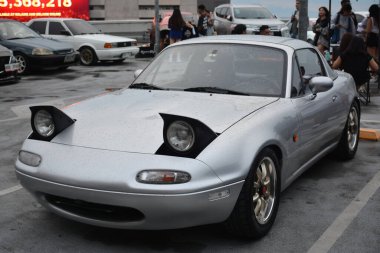 PARANAQUE, PH - 9 Haziran - Mazda miata mx5 Juice 'ta yıl ortasında 9 Haziran 2024 tarihinde Paranaque, Filipinler' de buluştu. Meyve suyu, Filipinler 'de düzenlenen bir otomobil yarışması..