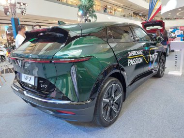 Pasay, PH - 1 Haziran - Vinfast Vf7 Vinfast Vf7 1 Haziran 2024 tarihinde Pasay, Filipinler 'de fırlatıldı. Vinfast, Vietnam merkezli bir elektrikli araç üreticisi..