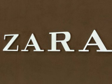 Pasay, PH - 1 Haziran - 1 Haziran 2024 tarihinde Filipinler 'deki SM AVM AVM' de Zara tabelası. Zara, İspanya merkezli hızlı bir perakende mağazası..