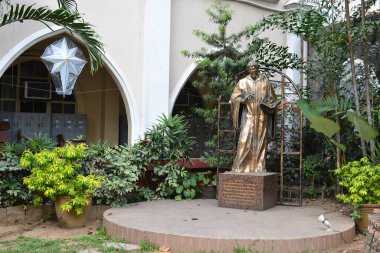 MANILA, PH - 27 Ocak - St. Bede heykeli 27 Ocak 2024 tarihinde Manila, Filipinler 'de San Beda Üniversitesi' nde. San Beda Üniversitesi Filipinler 'de Benediktinli rahipler tarafından işletilen bir Katolik üniversitesidir..