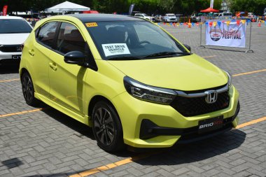 Pasay, PH - 11 Mayıs - Honda Brio, Autofest test sürüşünde 11 Mayıs 2024, Pasay, Filipinler. Autofest, Filipinler 'de her yıl düzenlenen bir test sürüşü otomobil etkinliğidir..