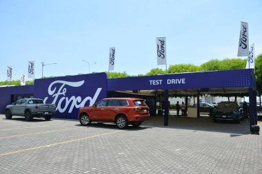 Pasay, PH - 11 Mayıs - Ford standı 11 Mayıs 2024 tarihinde Pasay, Filipinler 'de Autofest test sürüşünde. Autofest, Filipinler 'de her yıl düzenlenen bir test sürüşü otomobil etkinliğidir..