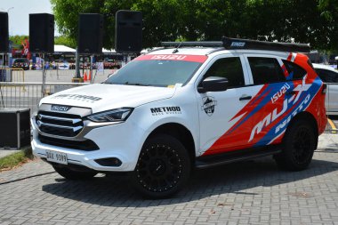 Pasay, PH - 11 Mayıs - Isuzu mux 11 Mayıs 2024 tarihinde Pasay, Filipinler 'de Autofest test sürüşünde. Autofest, Filipinler 'de her yıl düzenlenen bir test sürüşü otomobil etkinliğidir..