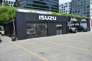 Pasay, PH - 11 Mayıs - Isuzu standı 11 Mayıs 2024 tarihinde Pasay, Filipinler 'de Autofest test sürüşünde. Autofest, Filipinler 'de her yıl düzenlenen bir test sürüşü otomobil etkinliğidir..
