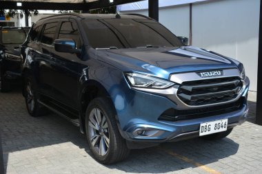 Pasay, PH - 11 Mayıs - Isuzu mux 11 Mayıs 2024 tarihinde Pasay, Filipinler 'de Autofest test sürüşünde. Autofest, Filipinler 'de her yıl düzenlenen bir test sürüşü otomobil etkinliğidir..